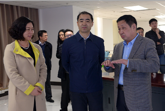 时任商务部综合司副司长宋立洪（前排中）到万庄集团领导工作